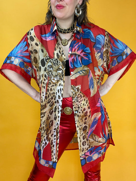 Sommerliches Longshirt mit großformatigen Leoparden im Blätterdschungel