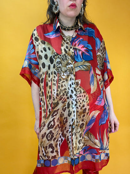 Sommerliches Longshirt mit großformatigen Leoparden im Blätterdschungel