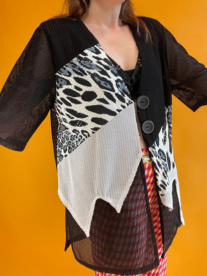 Monochromes 90s y2k Netzshirt mit glitzerndem Leopatchwork