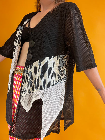 Monochromes 90s y2k Netzshirt mit glitzerndem Leopatchwork
