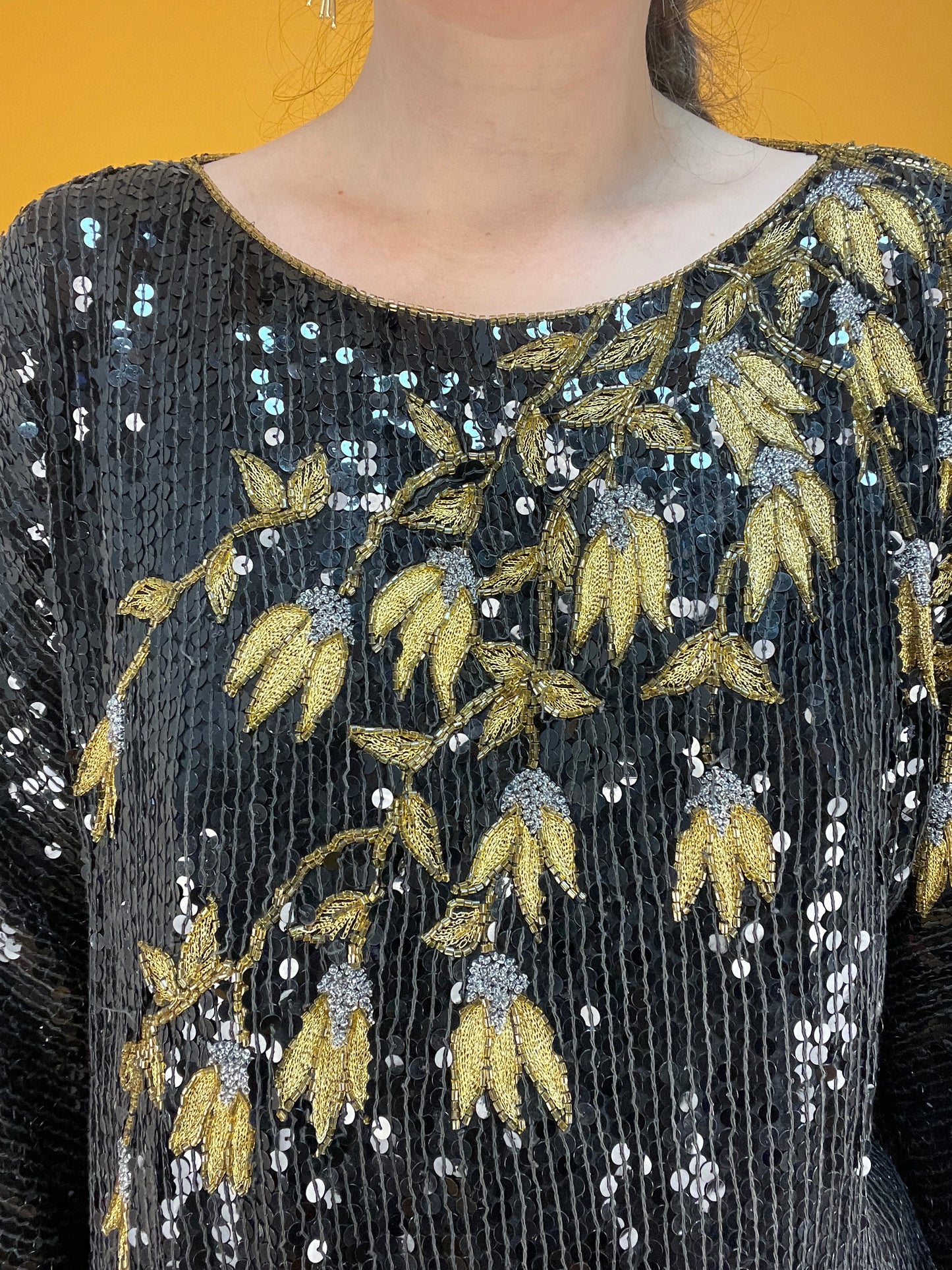 Famoses Paillettenshirt mit goldenen Schneeglöckchen