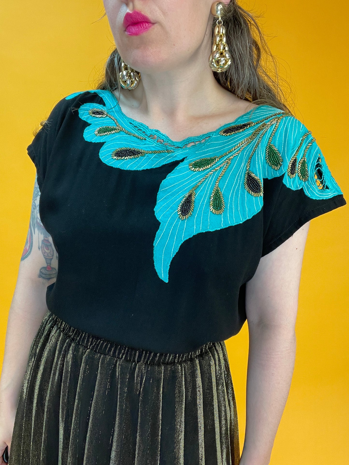 Charmantes Sommershirt mit asymmetrischer Pfauenfeder-Bestickung