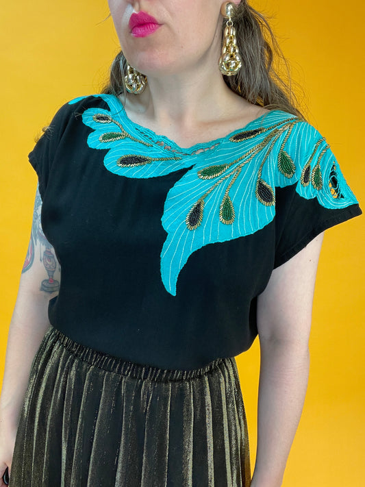 Charmantes Sommershirt mit asymmetrischer Pfauenfeder-Bestickung