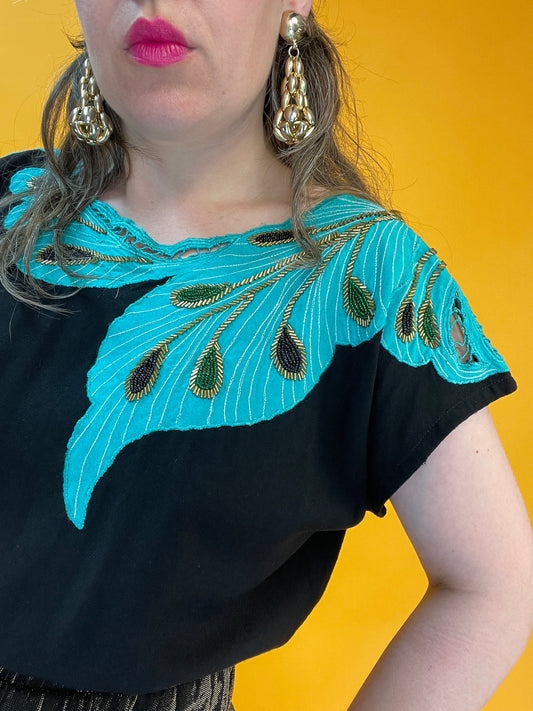Charmantes Sommershirt mit asymmetrischer Pfauenfeder-Bestickung