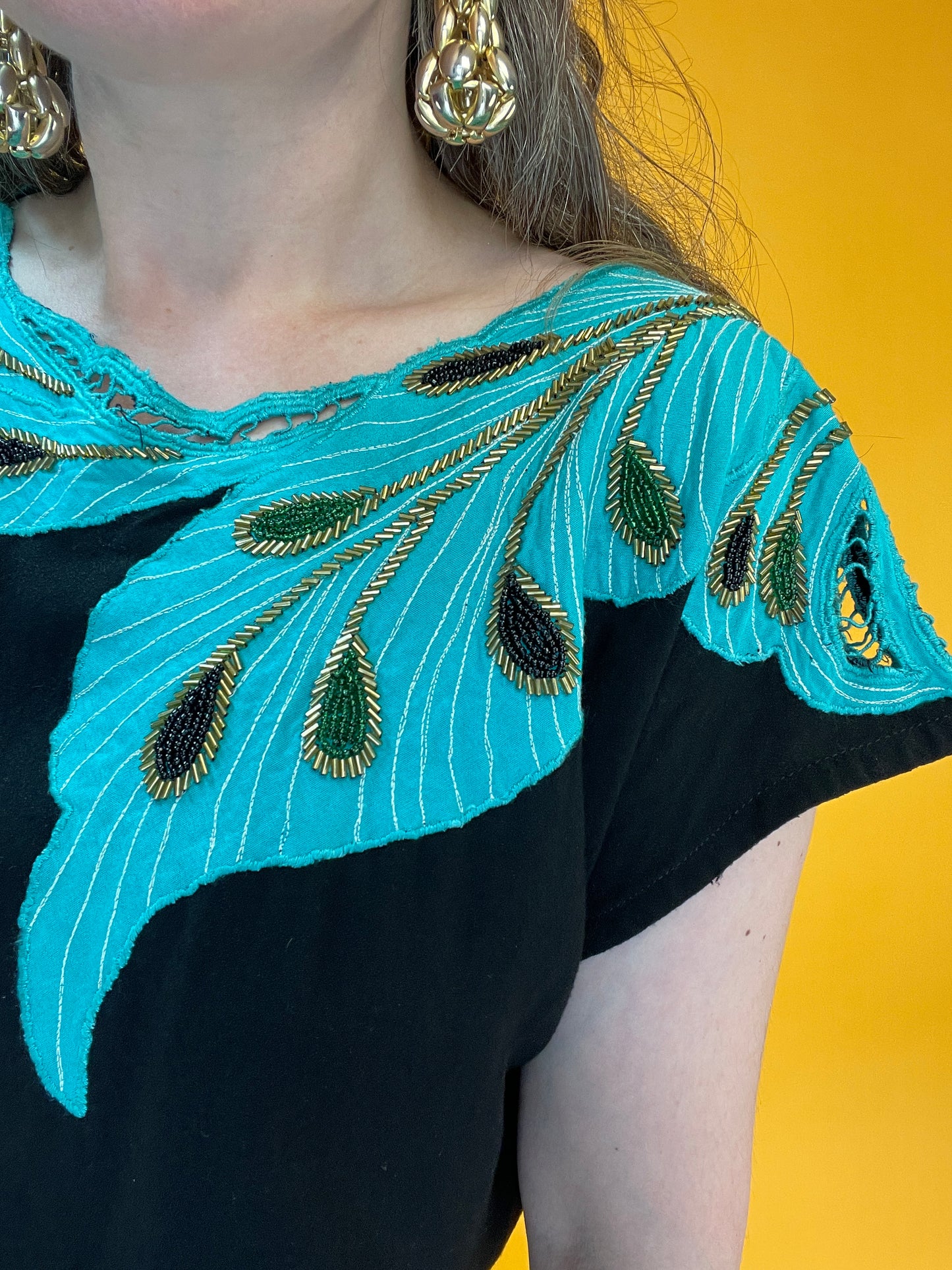 Charmantes Sommershirt mit asymmetrischer Pfauenfeder-Bestickung