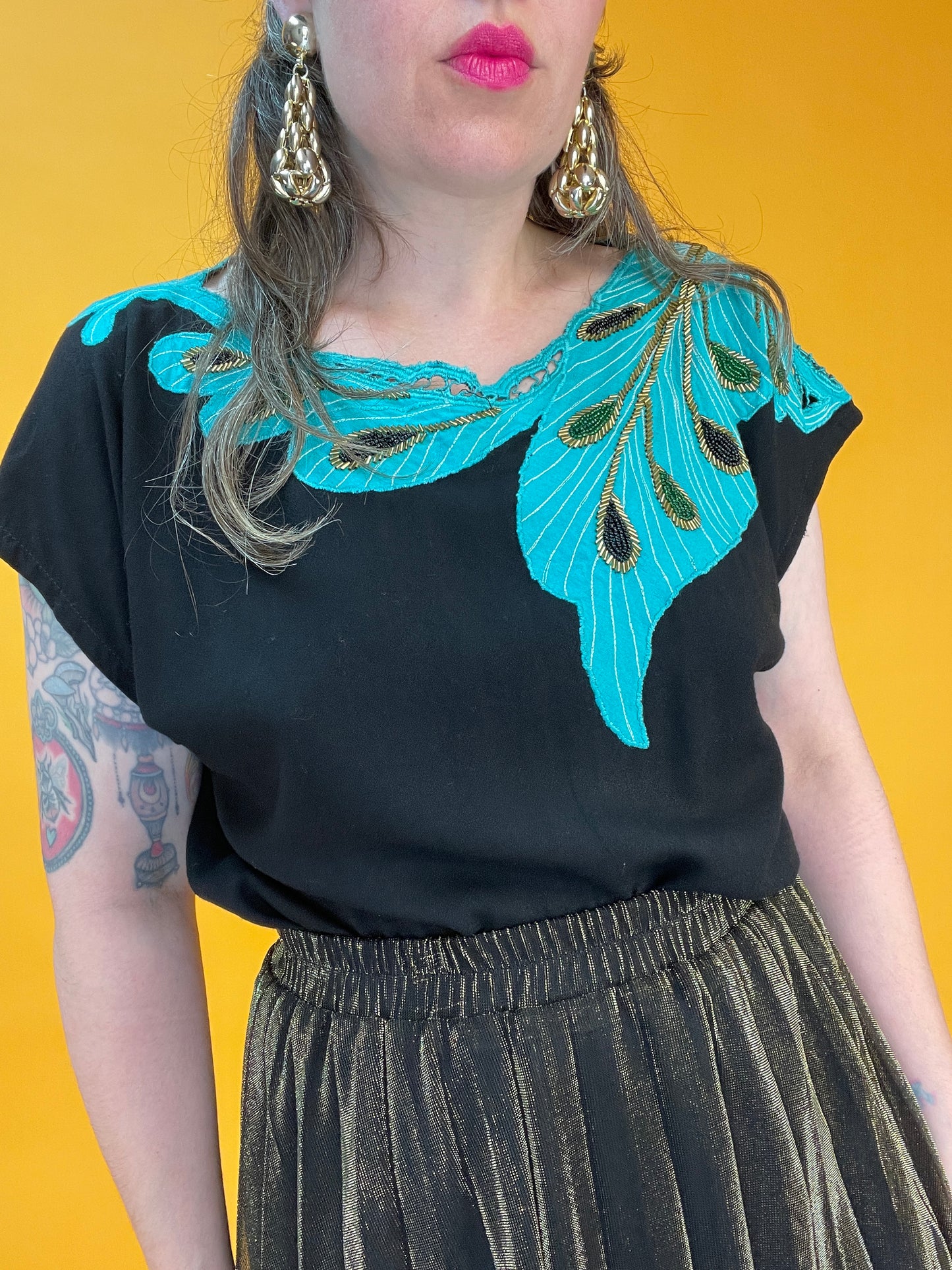 Charmantes Sommershirt mit asymmetrischer Pfauenfeder-Bestickung