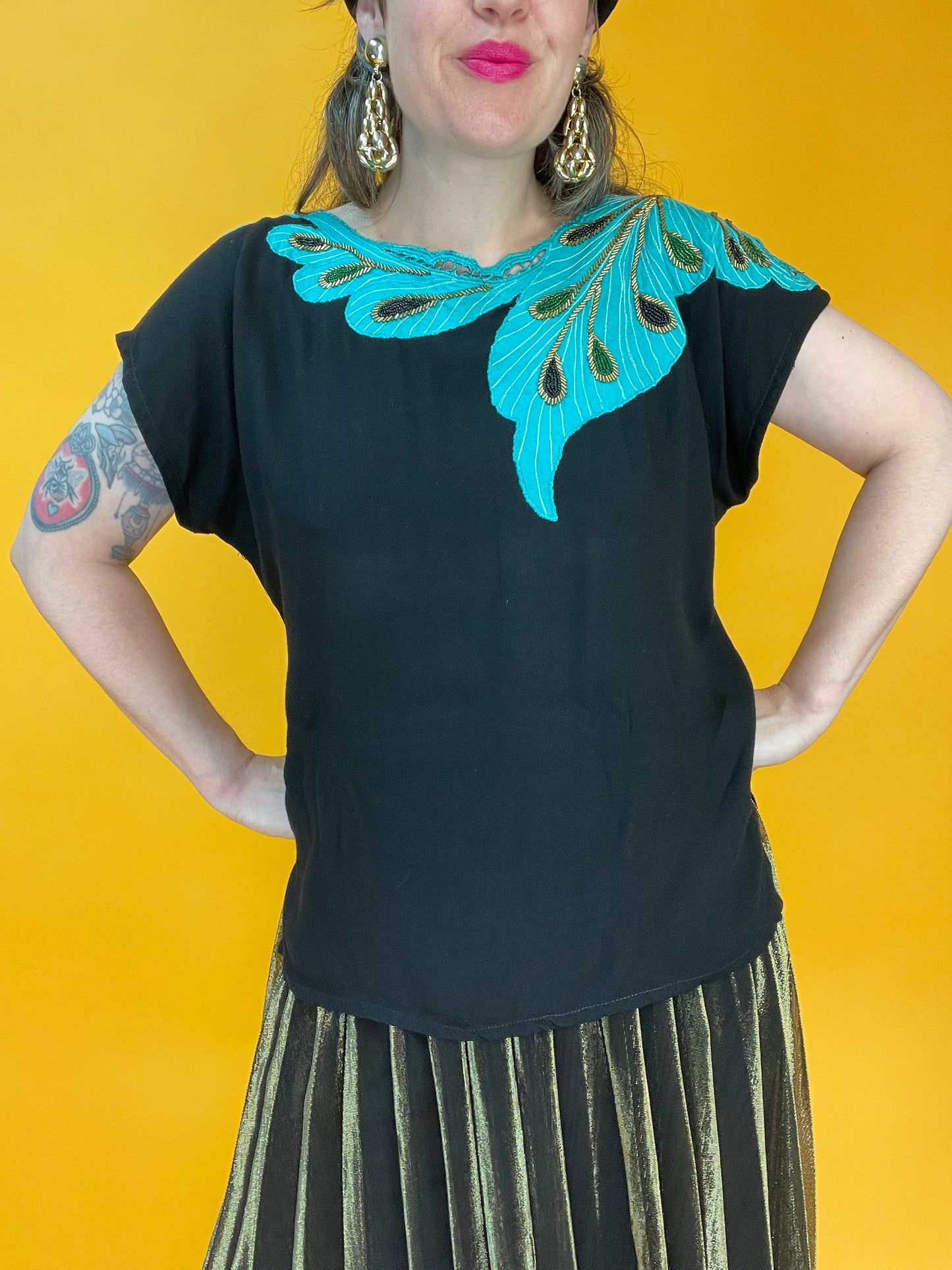 Charmantes Sommershirt mit asymmetrischer Pfauenfeder-Bestickung