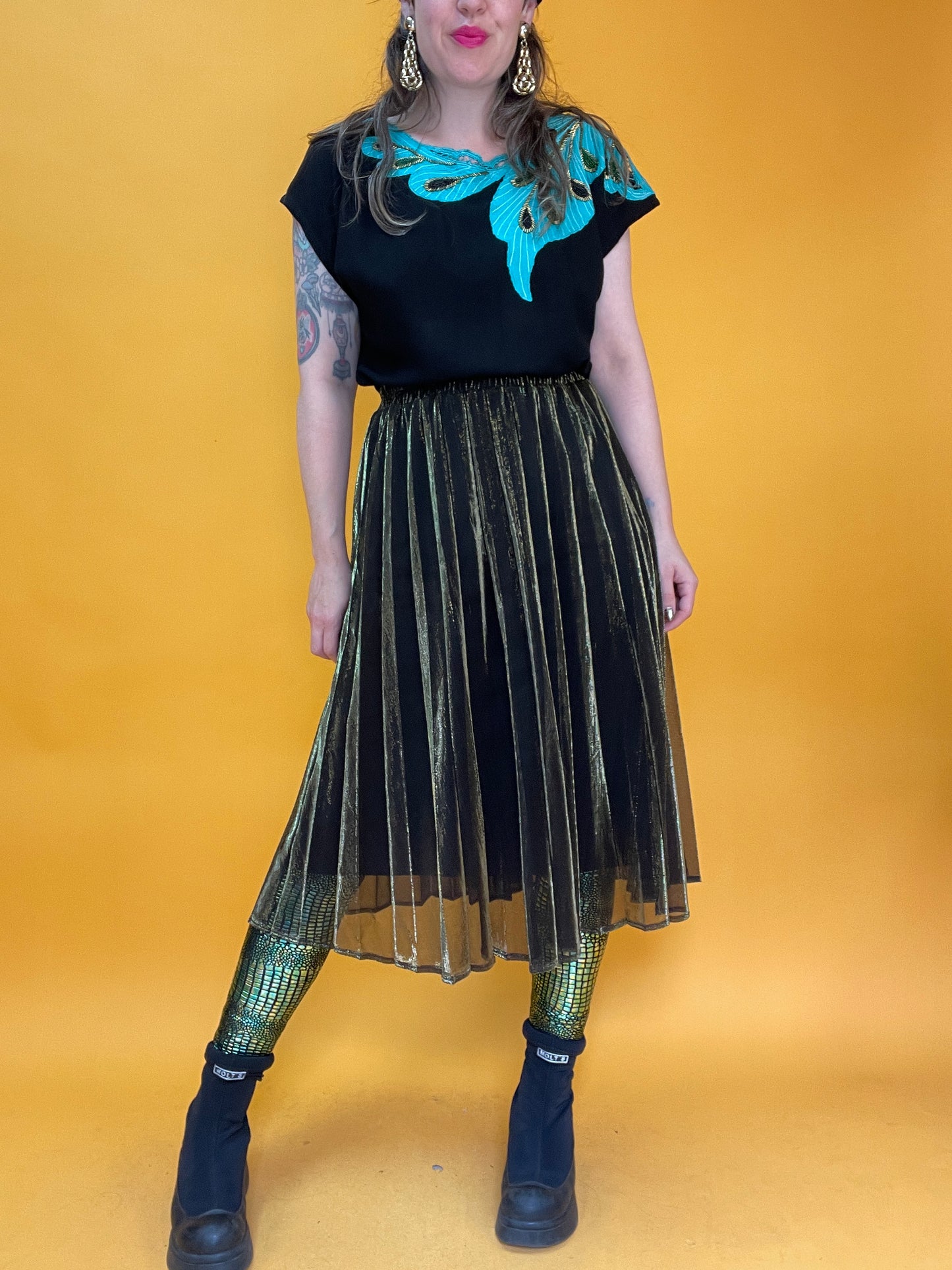Charmantes Sommershirt mit asymmetrischer Pfauenfeder-Bestickung