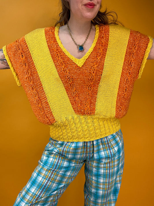 Fröhliches 80s Strickshirt mit Streifenmuster