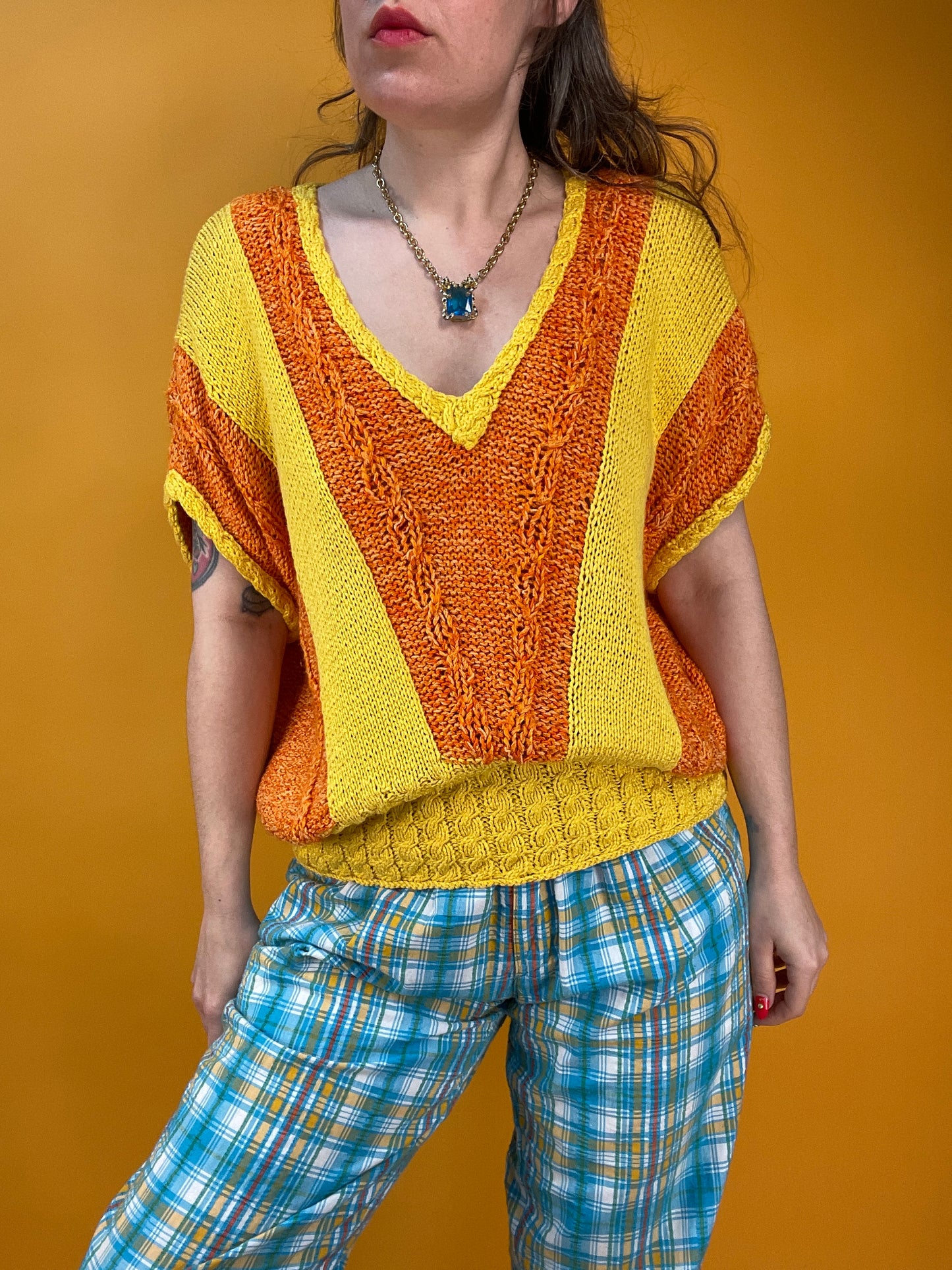 Fröhliches 80s Strickshirt mit Streifenmuster