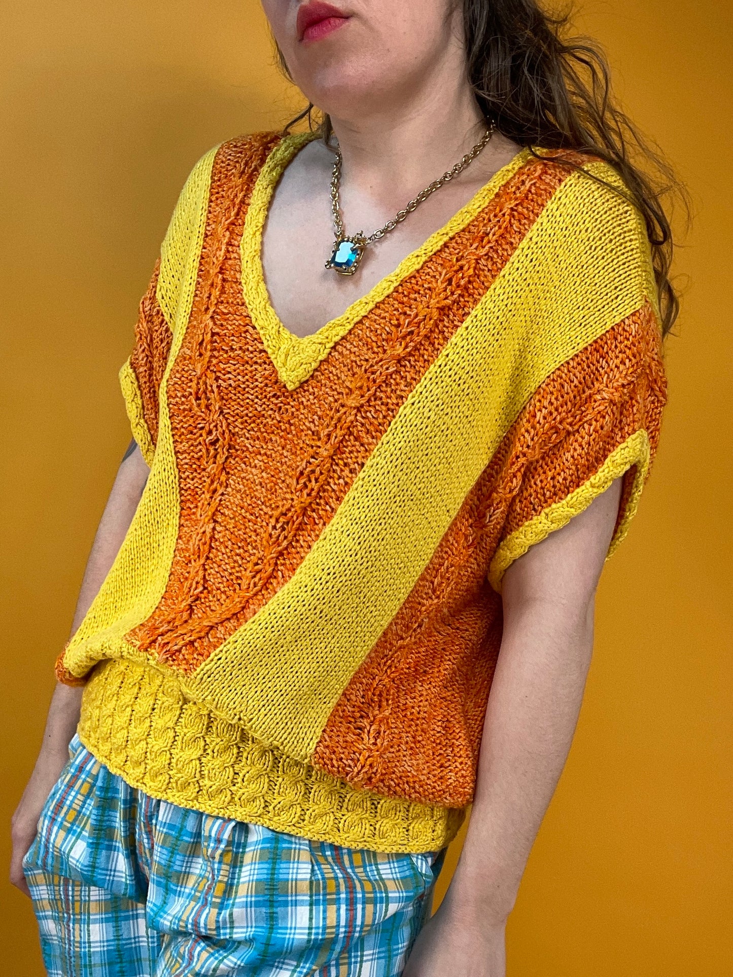 Fröhliches 80s Strickshirt mit Streifenmuster