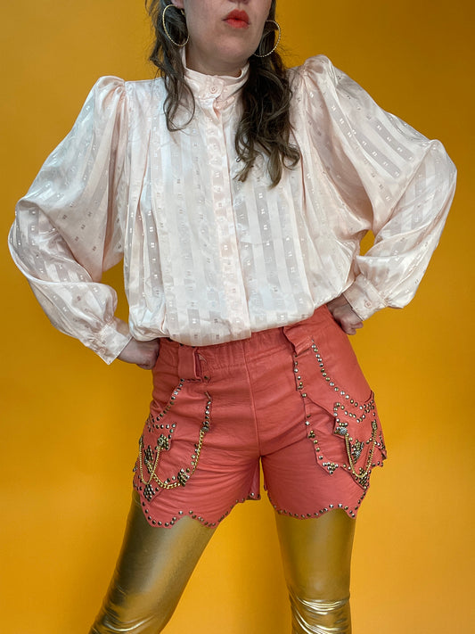 Showstopper Ledershorts mit üppigem Nietenbesatz und Kettchen-Dekor