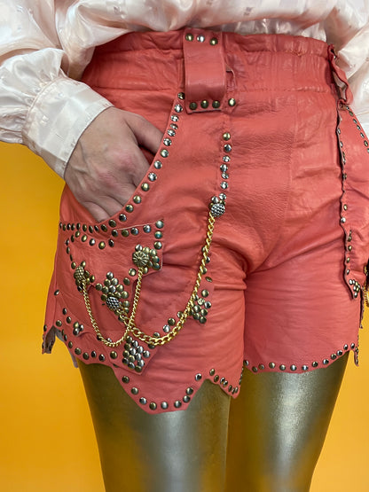 Showstopper Ledershorts mit üppigem Nietenbesatz und Kettchen-Dekor