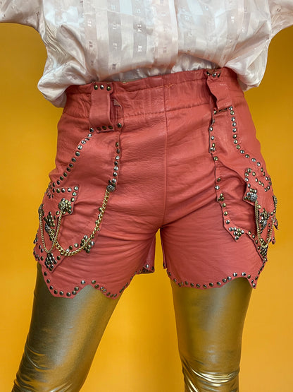 Showstopper Ledershorts mit üppigem Nietenbesatz und Kettchen-Dekor