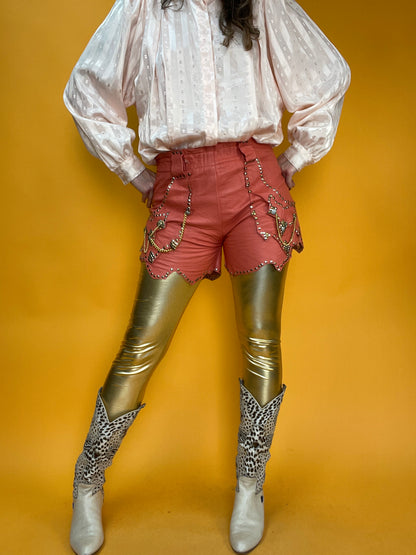Showstopper Ledershorts mit üppigem Nietenbesatz und Kettchen-Dekor