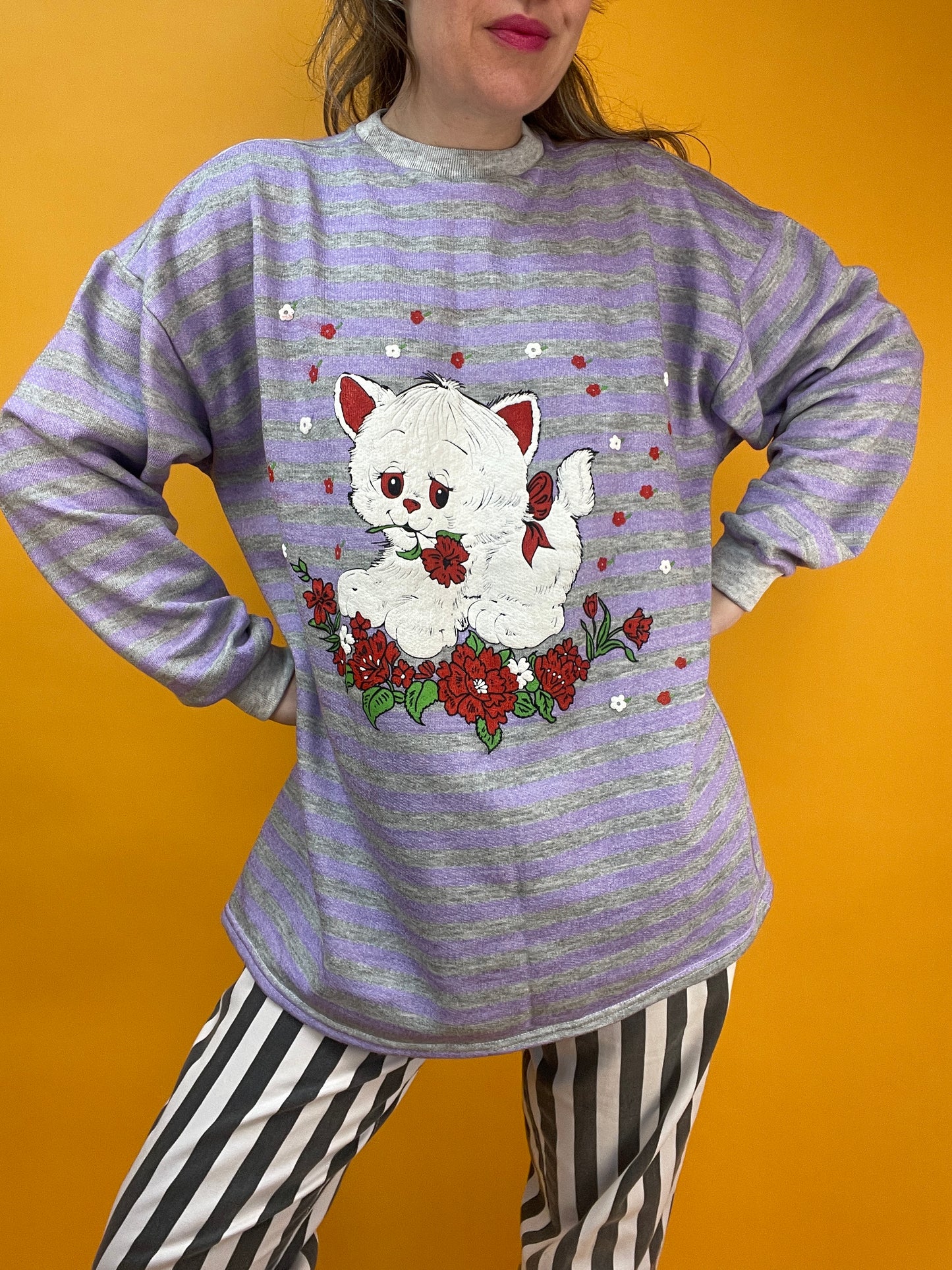 Gestreifter 90s Sweater mit liebreizendem Kätzchen
