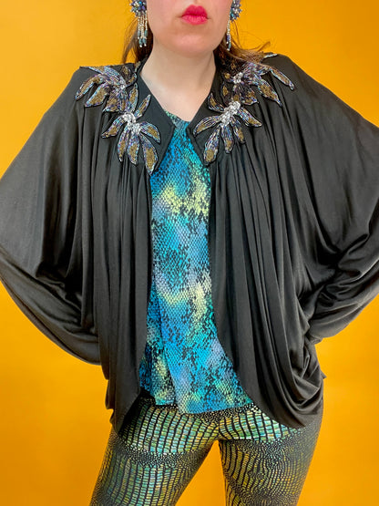 Elegantes Jerseyjäckchen mit Paillettenbesatz und dramatischem Faltenwurf