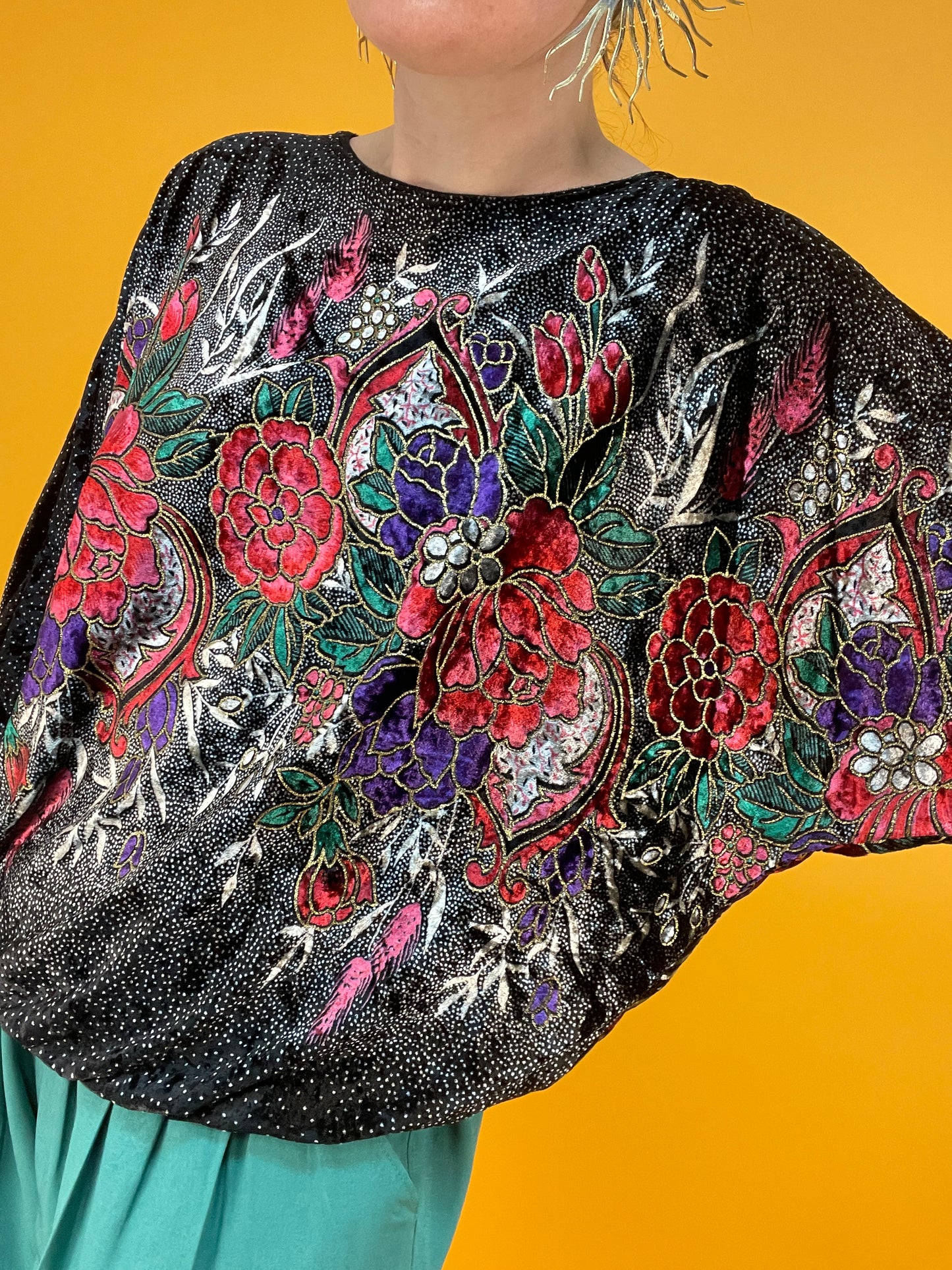 80s Samtsweater mit Fledermausärmeln und Statementprint