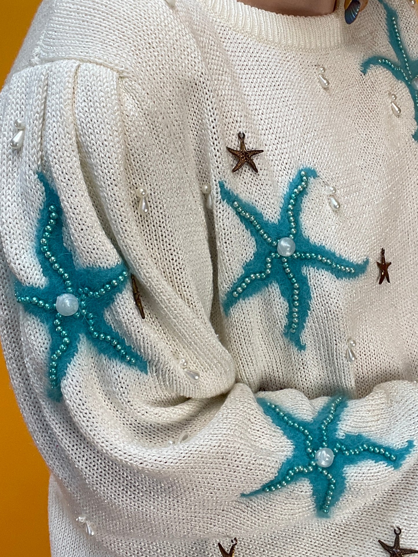 Maritimer 80s Stricksweater mit Seesternen und Perlenbesatz
