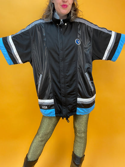 Sporty Kurzarmsweater für lässige Streetcredibility im Wet-Look Design