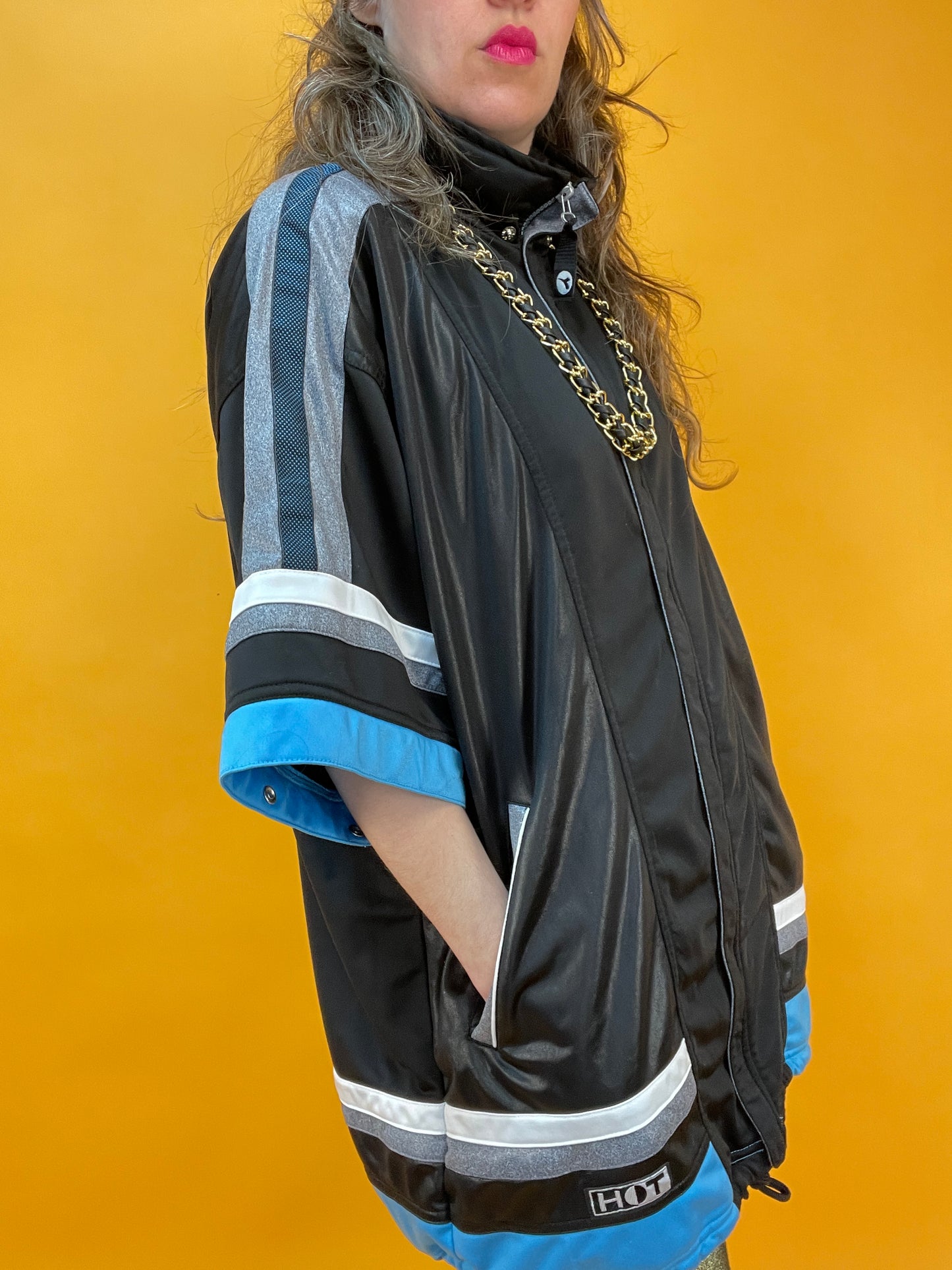 Sporty Kurzarmsweater für lässige Streetcredibility im Wet-Look Design