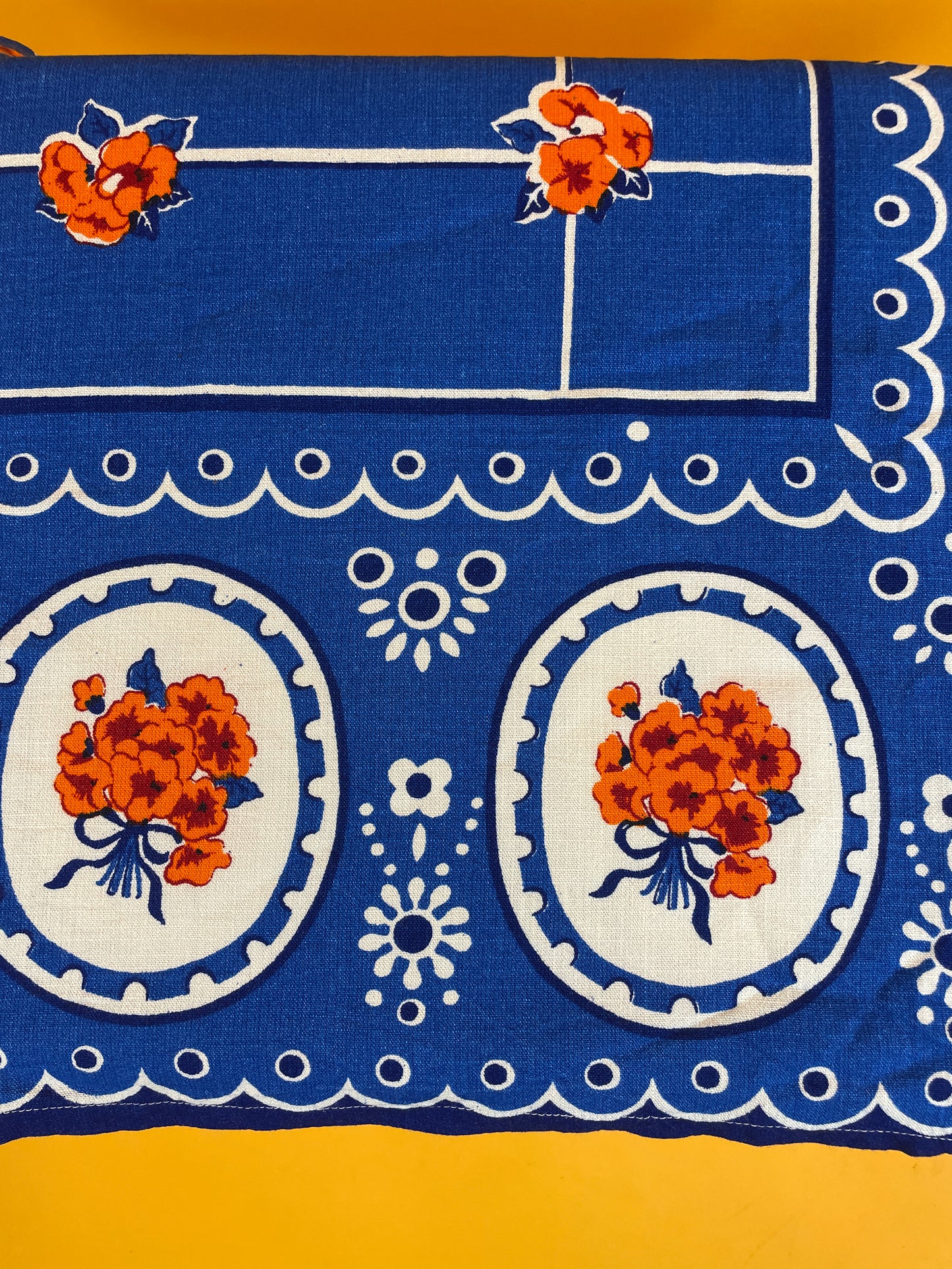 70s Delft Blue Tischdecke mit Blumenbouquet Design