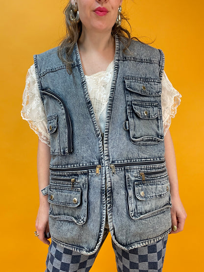 Superlässige Denimweste mit zahlreichen aufgesetzten Taschen