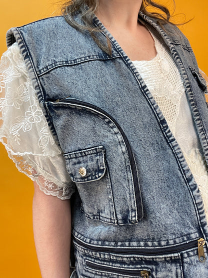 Superlässige Denimweste mit zahlreichen aufgesetzten Taschen