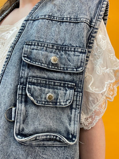 Superlässige Denimweste mit zahlreichen aufgesetzten Taschen