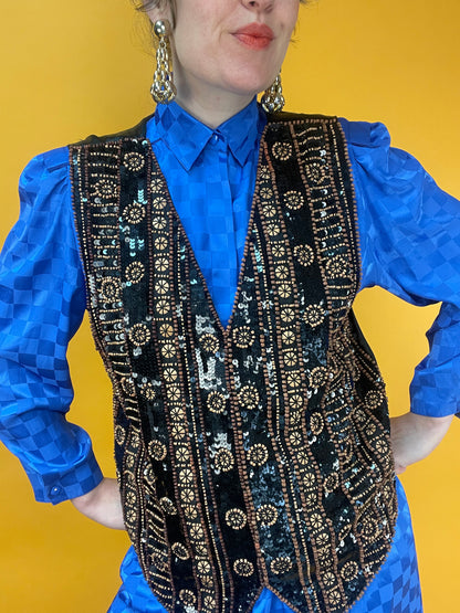 Ethno-Eleganza: Opulent bestickte Weste mit Holzperlen und Pailletten