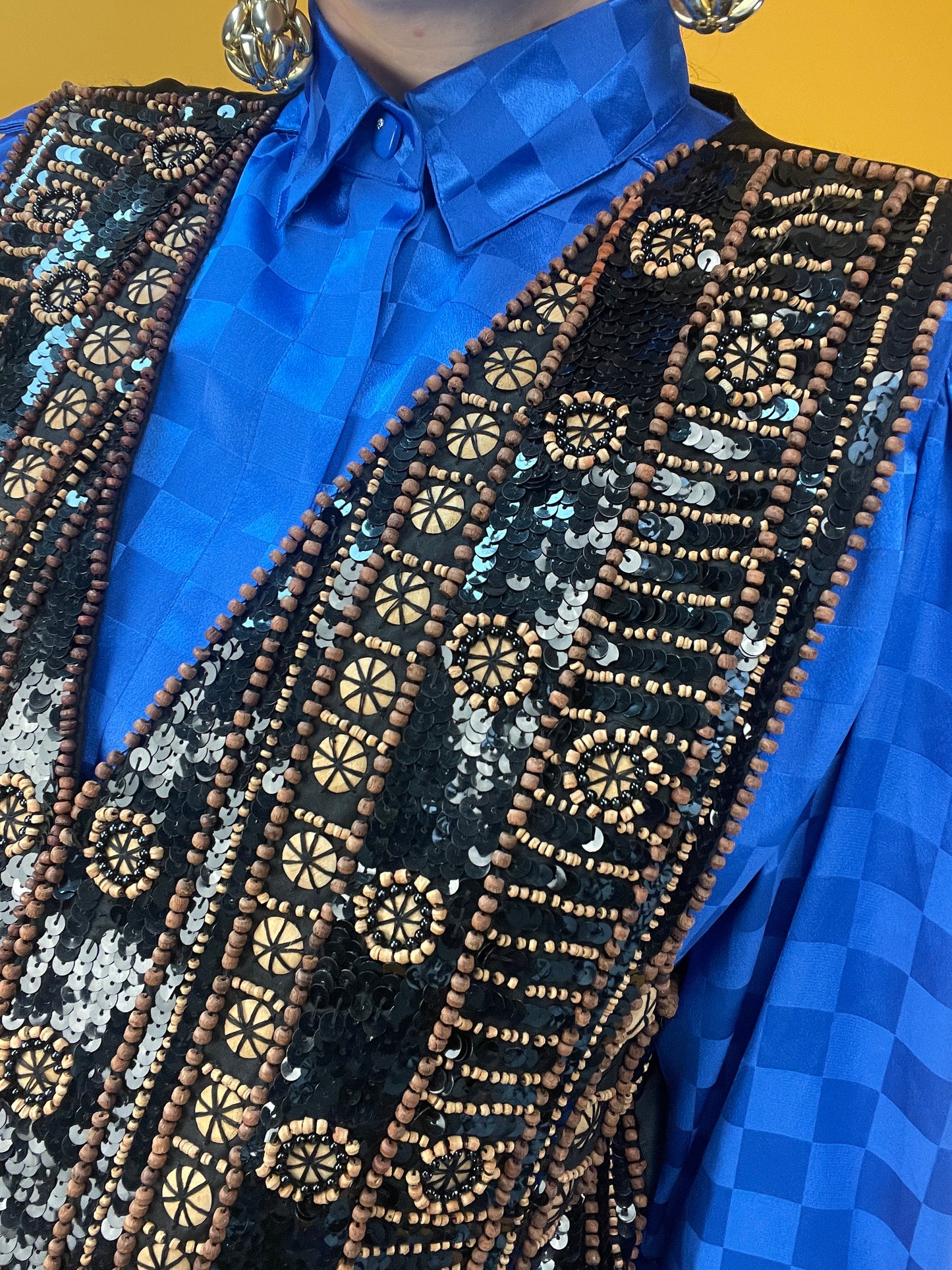 Ethno-Eleganza: Opulent bestickte Weste mit Holzperlen und Pailletten
