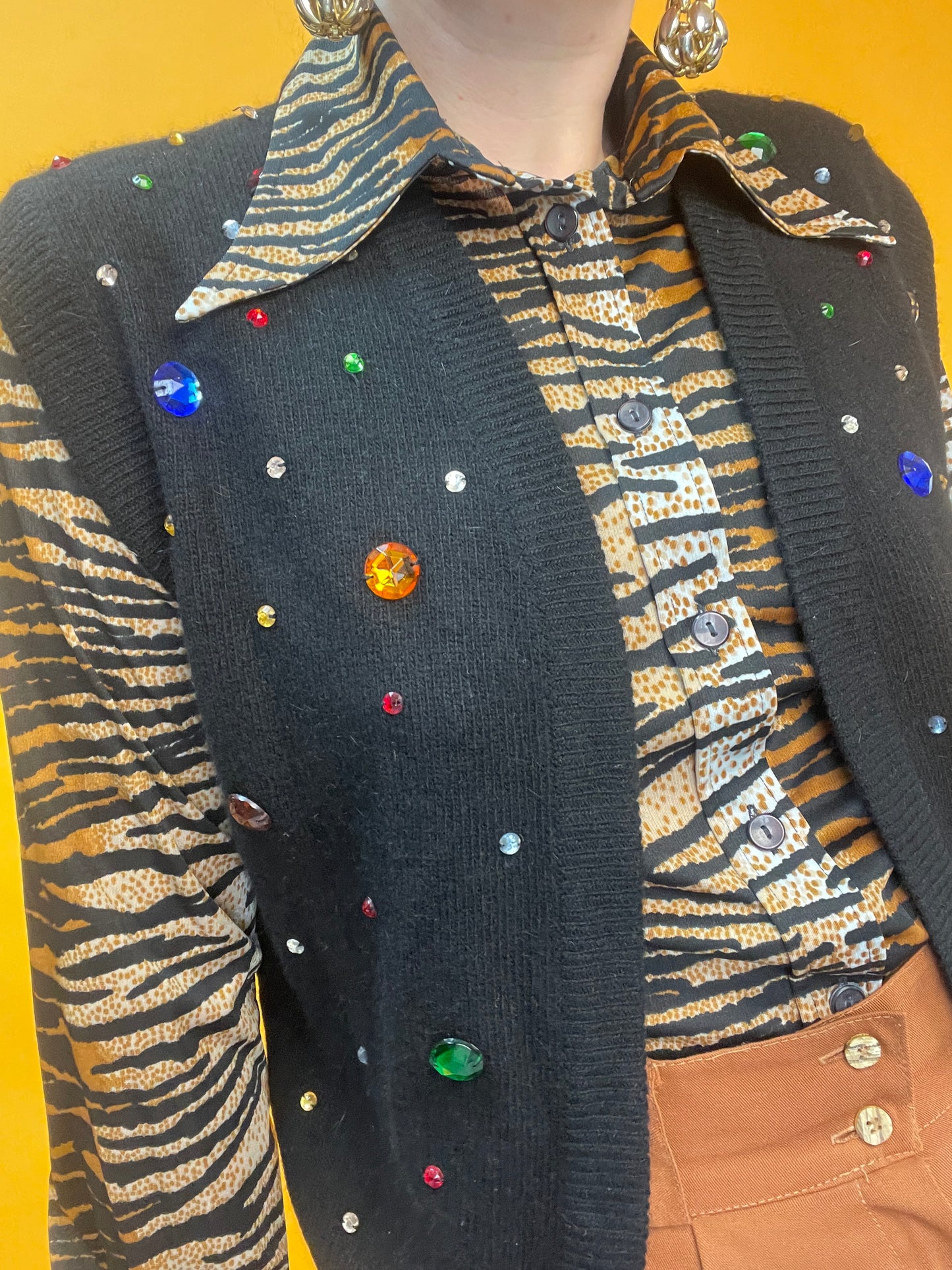Funky Open Front Strickweste mit bunten Glitzersteinchen