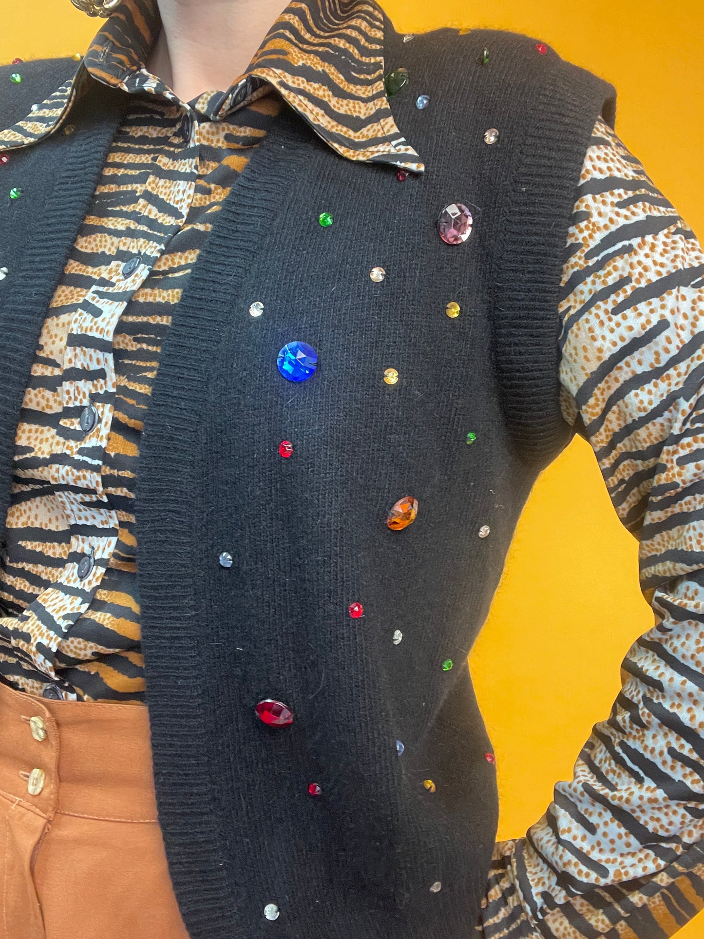 Funky Open Front Strickweste mit bunten Glitzersteinchen